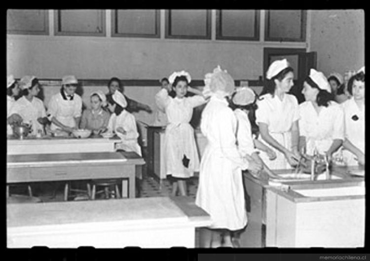 Clases de cocina en la enseñanza femenina escolar : Liceo Nº 1 de Niñas, 1940