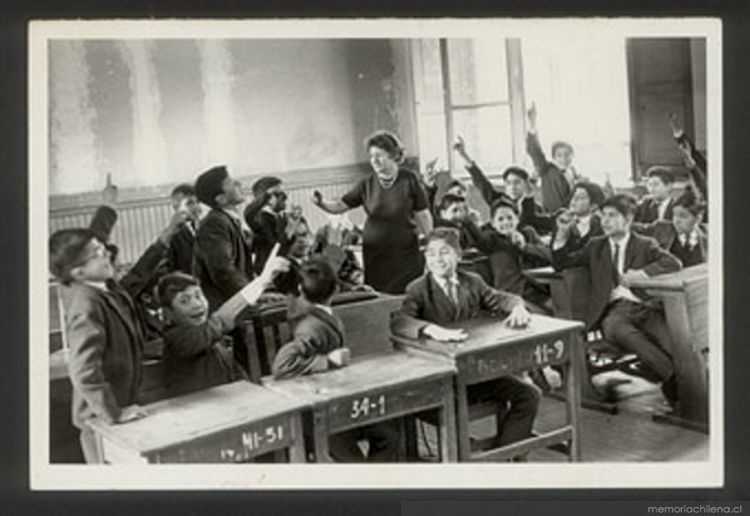 Maestra entre sus alumnos de educación básica, 1960