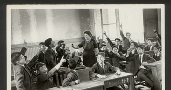 Maestra entre sus alumnos de educación básica, 1960