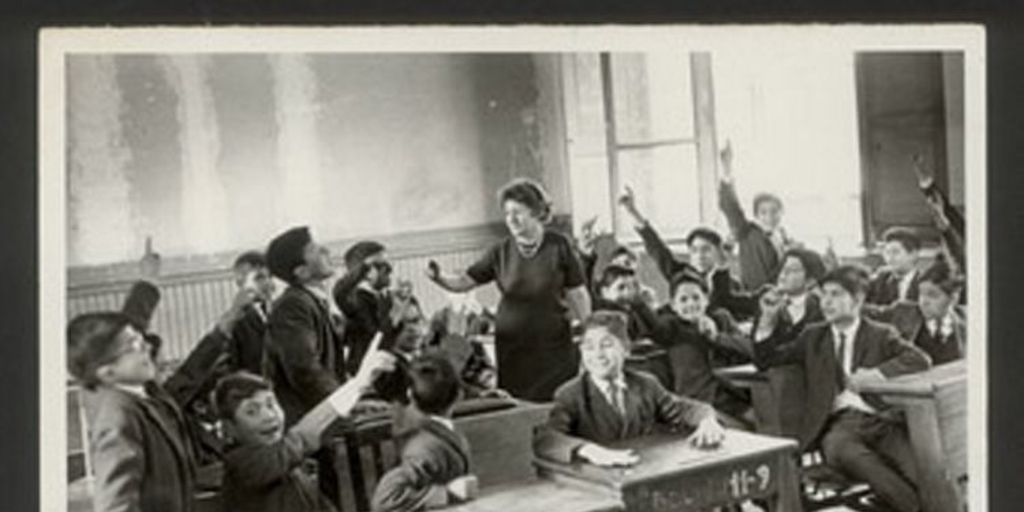 Maestra entre sus alumnos de educación básica, 1960