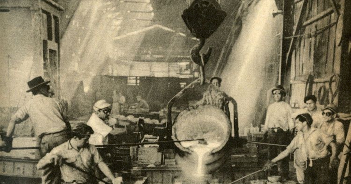 Obreros en operaciones de fundición. Planta Huachipato, 1949