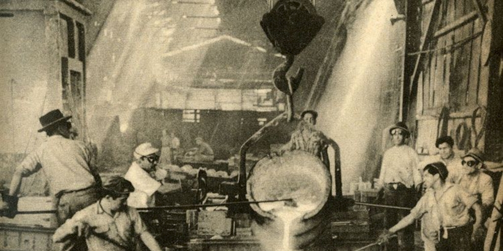 Obreros en operaciones de fundición. Planta Huachipato, 1949