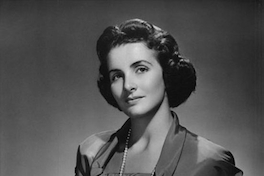 Mujer con collar de perlas, hacia 1950