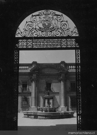 Portal de entrada a La Moneda, hacia 1960