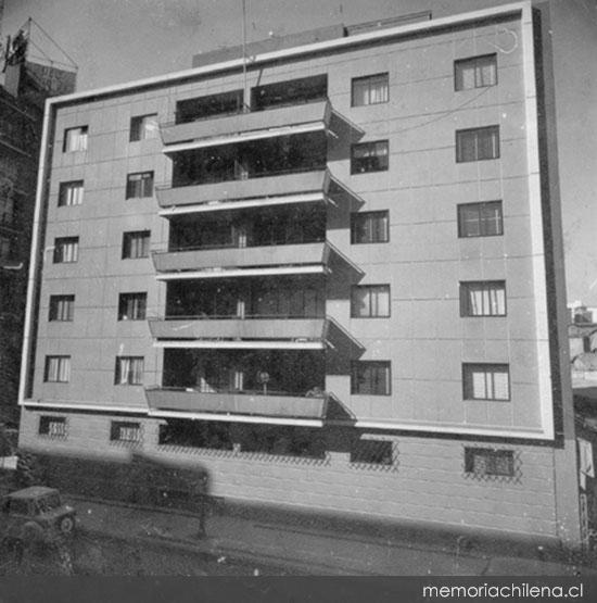 Frontis de un edificio, hacia 1960