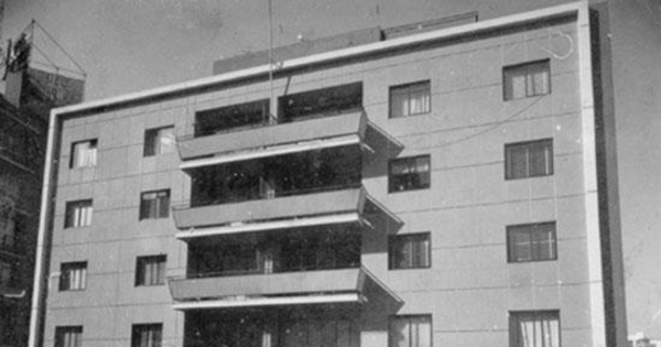 Frontis de un edificio, hacia 1960