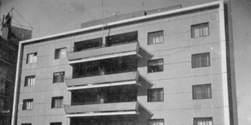 Frontis de un edificio, hacia 1960