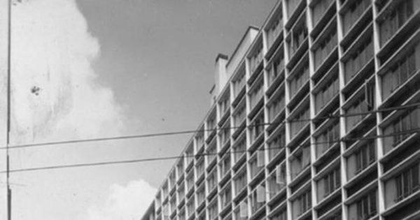 Frontis de un edificio de departamentos, hacia 1960