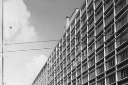 Frontis de un edificio de departamentos, hacia 1960