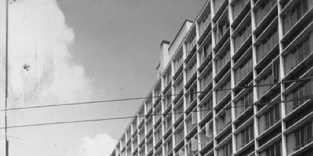 Frontis de un edificio de departamentos, hacia 1960