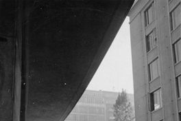 Vista de la calle Juan Antonio Ríos, rodeada de edificios de departamentos, hacia 1960