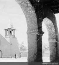 Vista parcial de una iglesia, hacia 1960