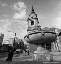 Iglesia de San Francisco, en primer plano, fuente de agua, hacia 1960