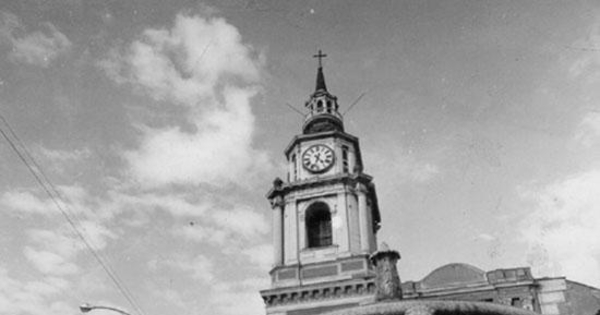 Iglesia de San Francisco, en primer plano, fuente de agua, hacia 1960