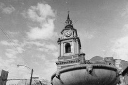 Iglesia de San Francisco, en primer plano, fuente de agua, hacia 1960