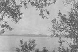 Vista de un lago, al fondo se divisa un volcán, hacia 1960