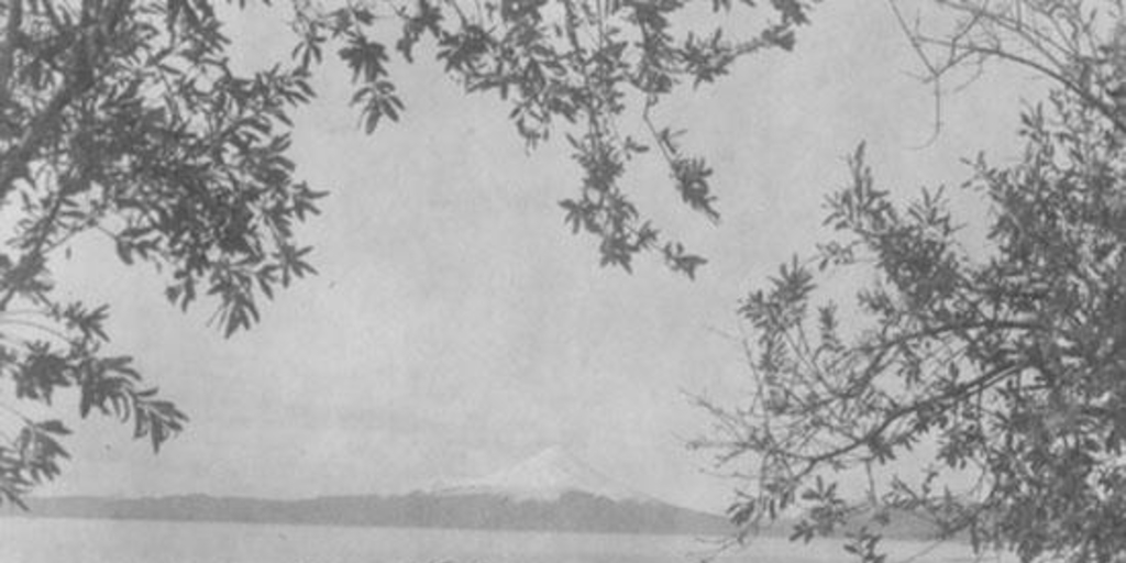 Vista de un lago, al fondo se divisa un volcán, hacia 1960