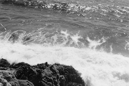 Mar golpeando las rocas, hacia 1960