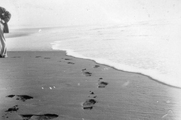 Pisadas en la arena húmeda, hacia 1960