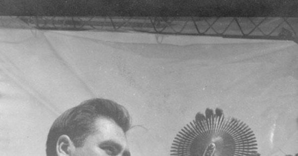 Artesano mostrando una espuela, hacia 1960