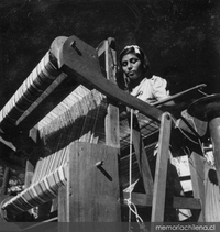 Niña trabajando en un telar, hacia 1960