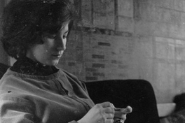 Mujer tejiendo, hacia 1960