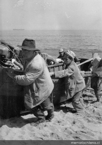 Pescadores en una caleta, hacia 1960