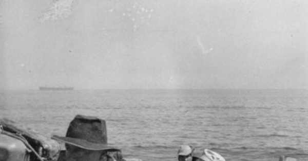 Pescadores en una caleta, hacia 1960