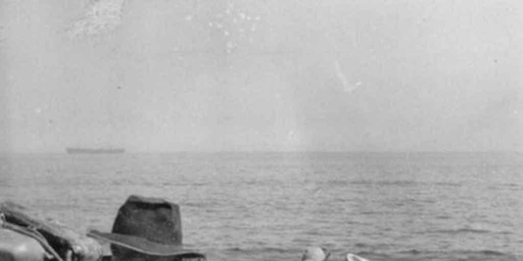 Pescadores en una caleta, hacia 1960