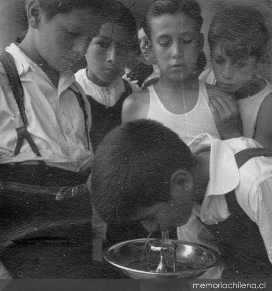 Grupo de niños, hacia 1960