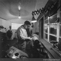 Obrero trabajando una pieza, hacia 1960