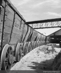 Vagones de acarreo de minerales, hacia 1960