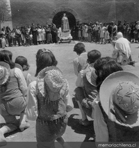 Mujeres, niños y hombres en culto y devoción a la Virgen María, hacia 1960