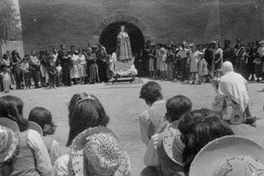 Mujeres, niños y hombres en culto y devoción a la Virgen María, hacia 1960