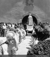 Peregrinos a la entrada de un santuario. Devoción a la Virgen María, hacia 1960