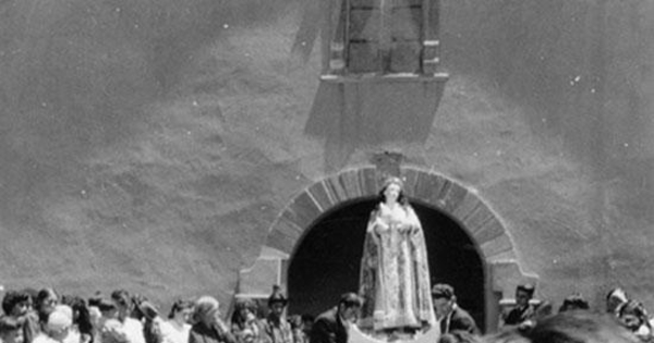 Peregrinos a la entrada de un santuario. Devoción a la Virgen María, hacia 1960