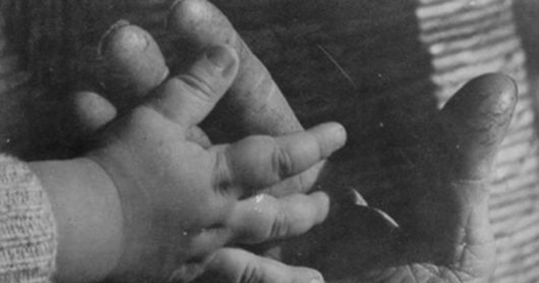 Mano de niño y campesino. Detalle, hacia 1960