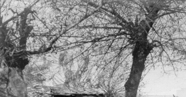 Mujer y niña en la puerta de su casa en el campo, hacia 1960