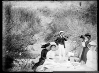 Grupo de personas en un paseo, ca. 1900