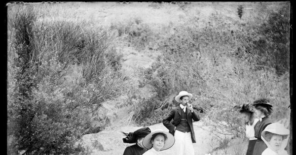 Grupo de personas en un paseo, ca. 1900