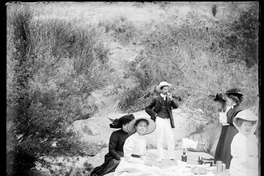 Grupo de personas en un paseo, ca. 1900