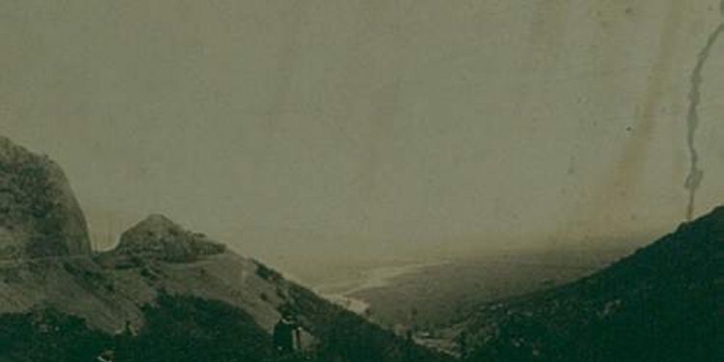 Vista a valle desde un cerro, ca. 1906