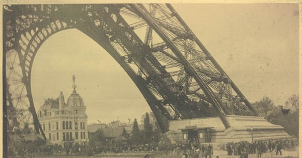 Vista desde abajo de la Torre Eiffel, 1889