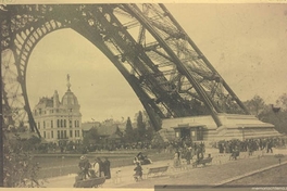 Vista desde abajo de la Torre Eiffel, 1889