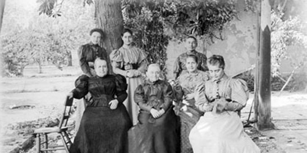 Grupo de mujeres, ca. 1898