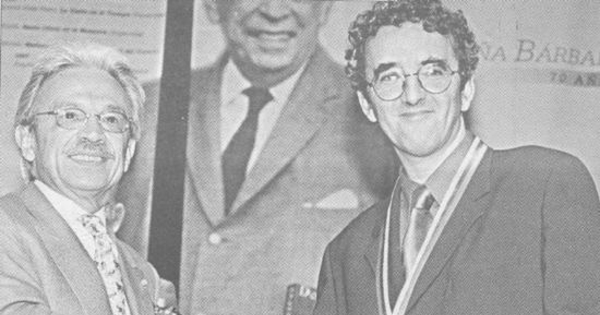 Roberto Bolaño recibiendo el Premio Rómulo Gallegos