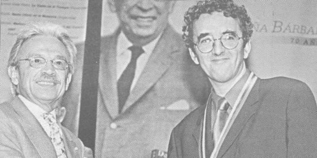 Roberto Bolaño recibiendo el Premio Rómulo Gallegos