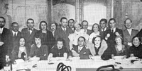 Pablo Neruda junto a otros escritores, en un restaurante en el barrio de la Boca, Buenos Aires, 1933