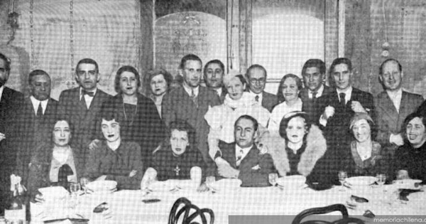 Pablo Neruda junto a otros escritores, en un restaurante en el barrio de la Boca, Buenos Aires, 1933