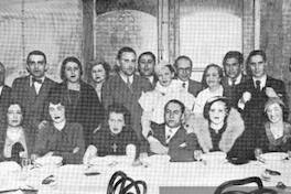 Pablo Neruda junto a otros escritores, en un restaurante en el barrio de la Boca, Buenos Aires, 1933
